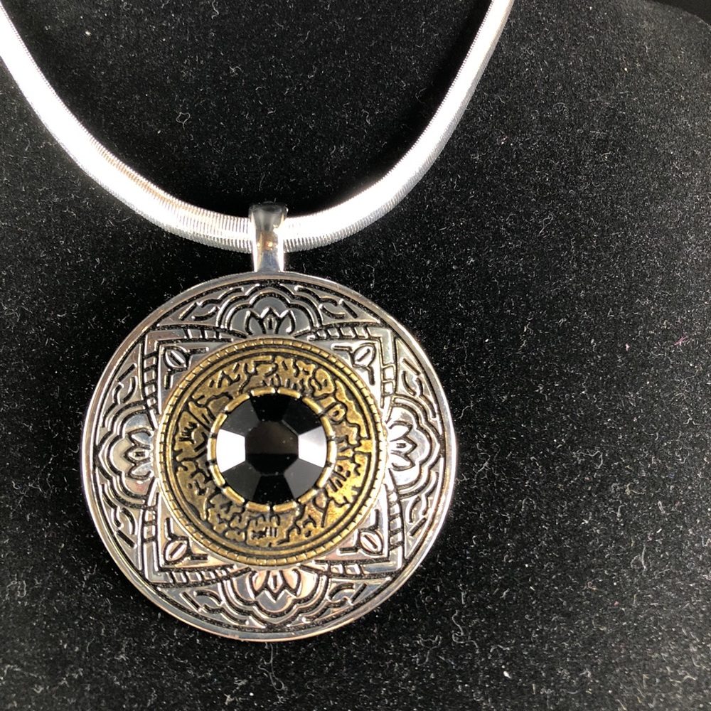 Large blk onyx circle pendant by Premier Designs
